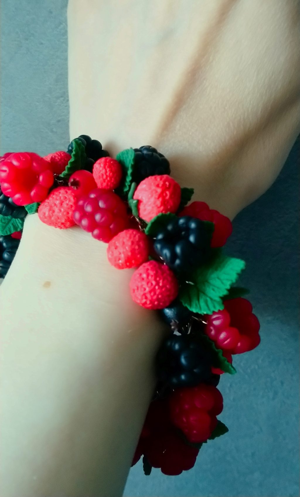 Ягодный браслет из полимерной глины