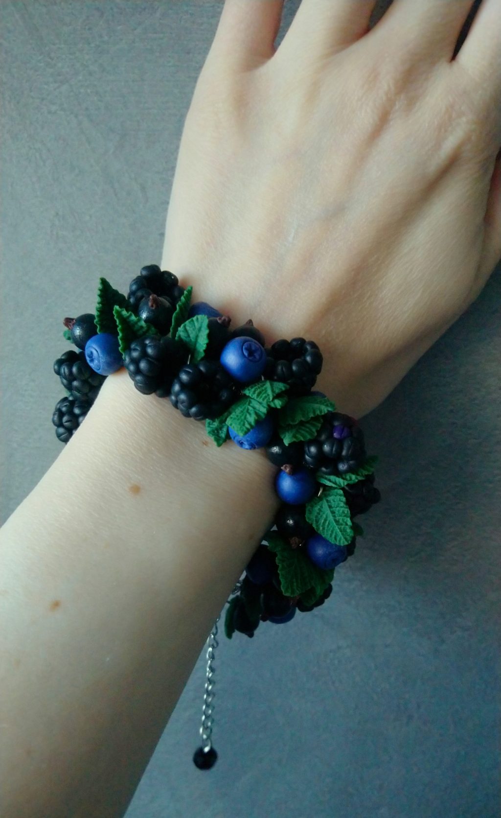 Лесной браслет с ягодами из полимерной глины