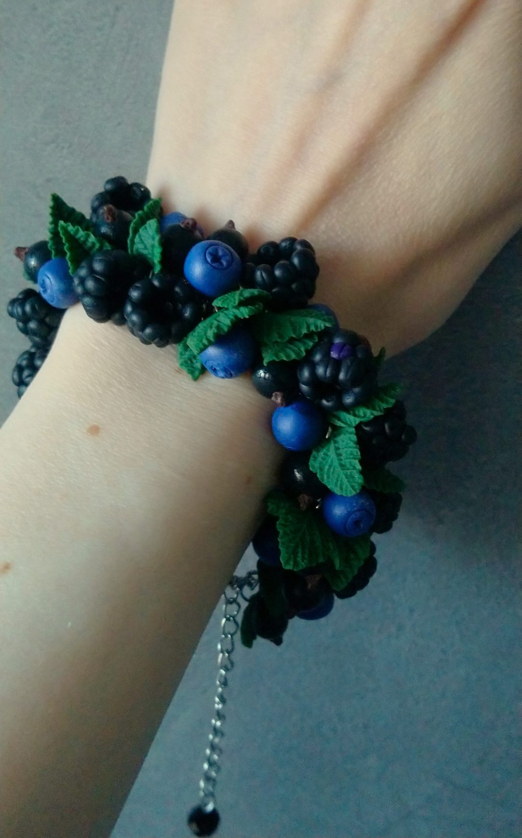 Лесной браслет с ягодами из полимерной глины