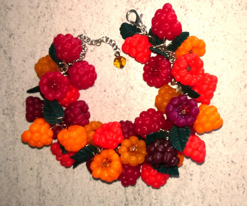 Браслет с разноцветной малиной из полимерной глины