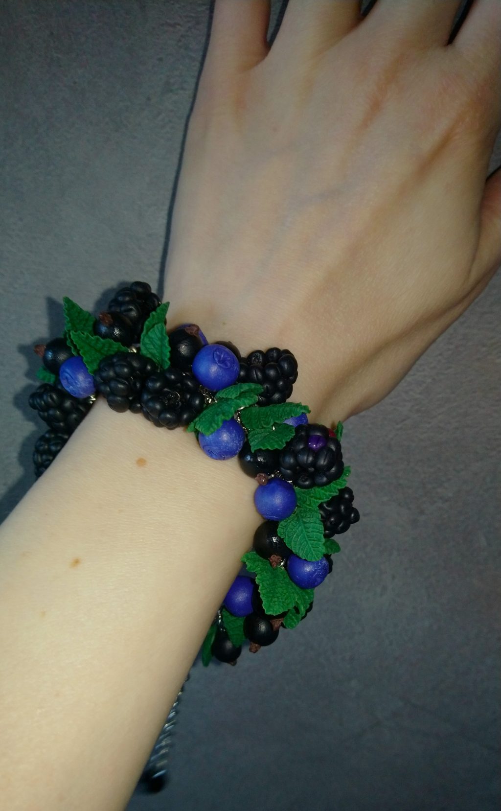 Лесной браслет с ягодами из полимерной глины