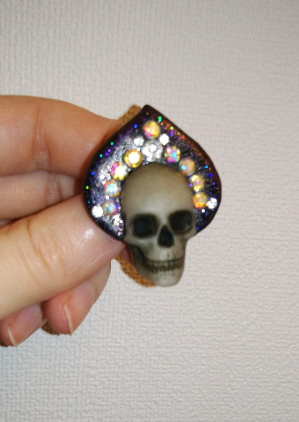 Брошка красавица череп в кокошнике