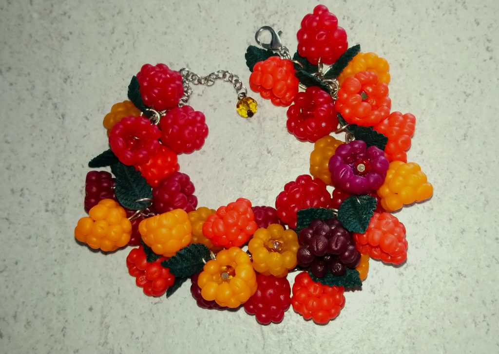 Браслет с разноцветной малиной из полимерной глины