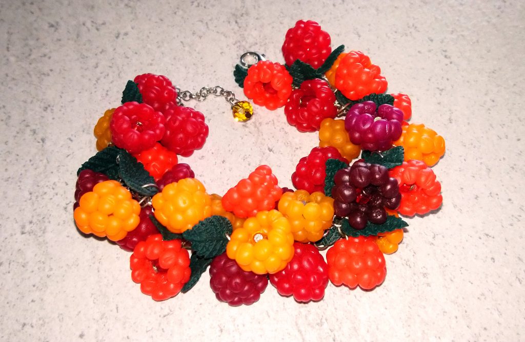 Браслет с разноцветной малиной из полимерной глины