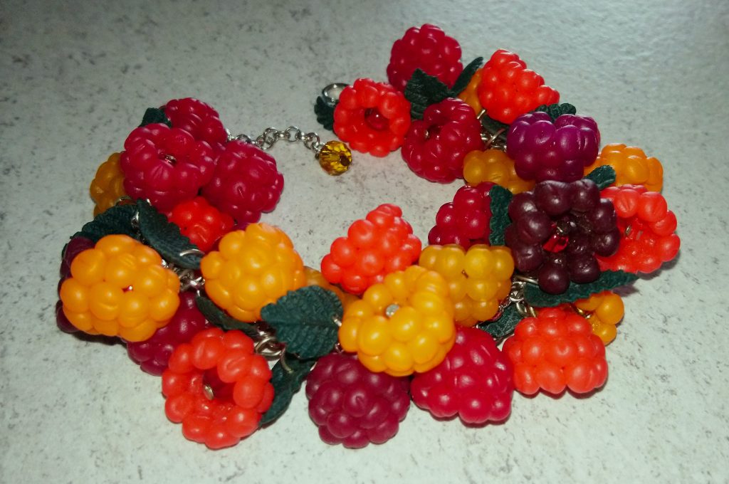 Браслет с разноцветной малиной из полимерной глины