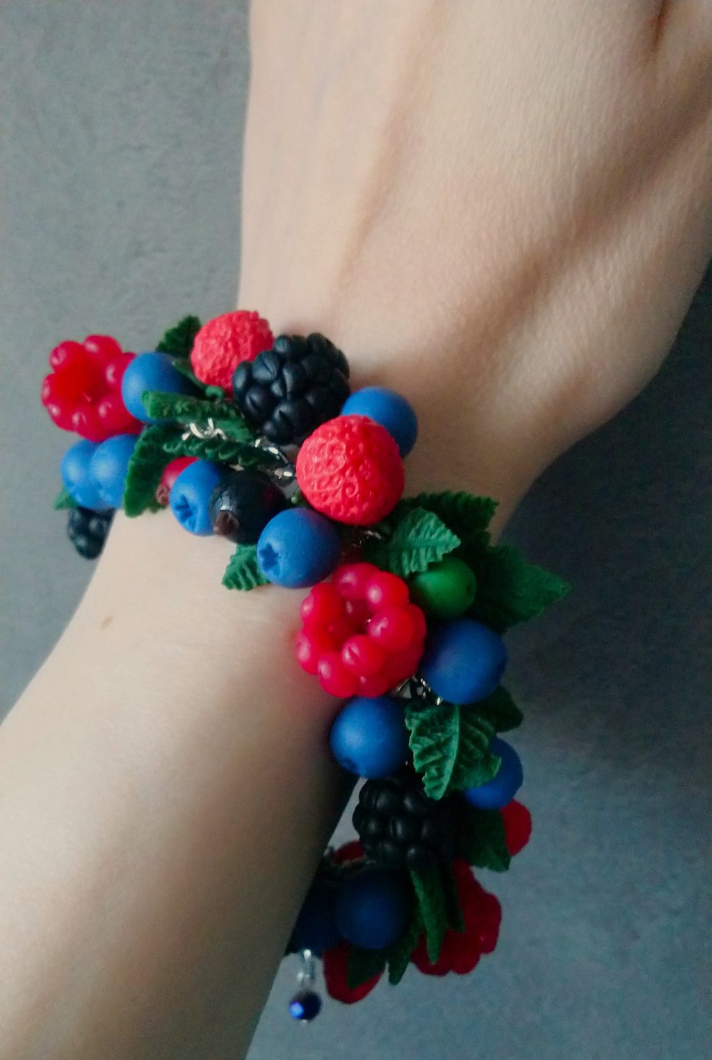 Лесные ягоды. Браслет из полимерной глины