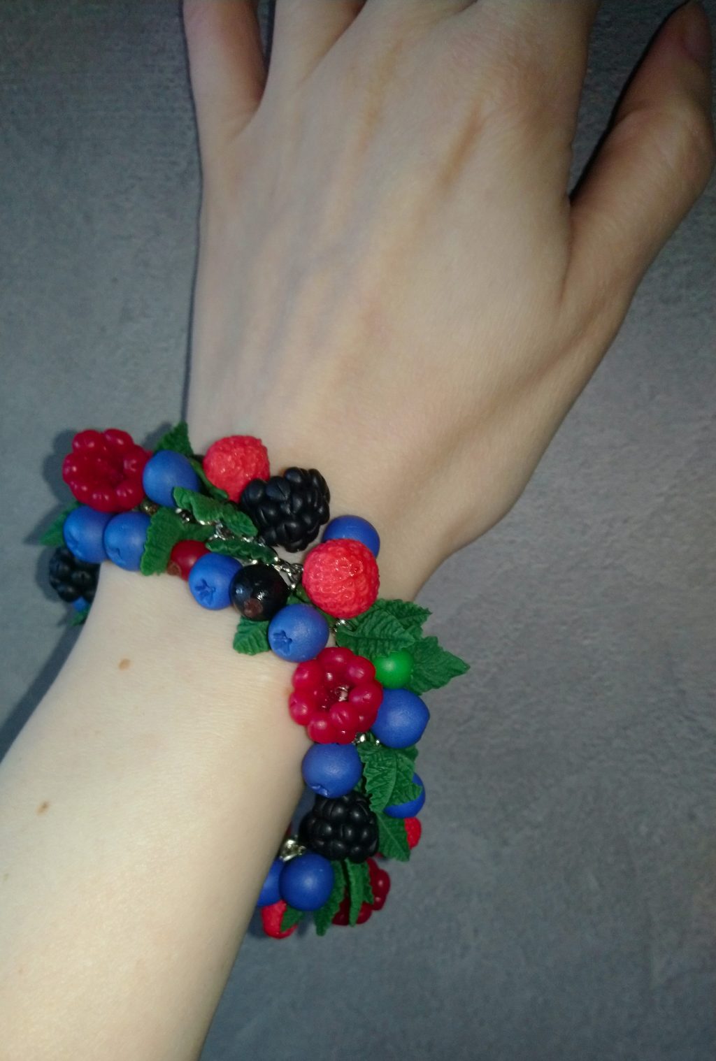 Лесные ягоды. Браслет из полимерной глины