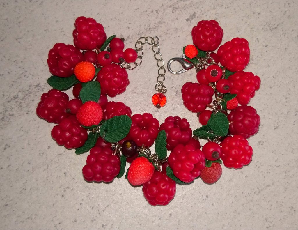 Ягоды солнечной малины из полимерной глины