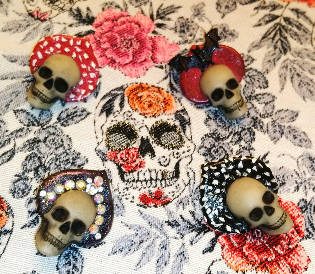 Брошка мухоморная красавица череп в кокошнике