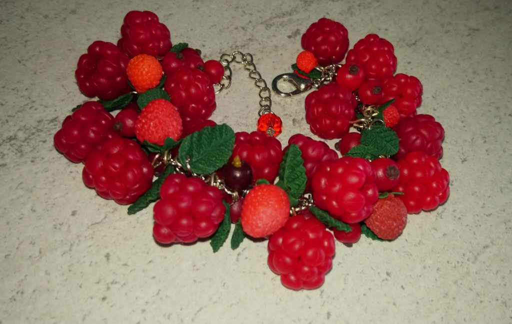Ягоды солнечной малины из полимерной глины