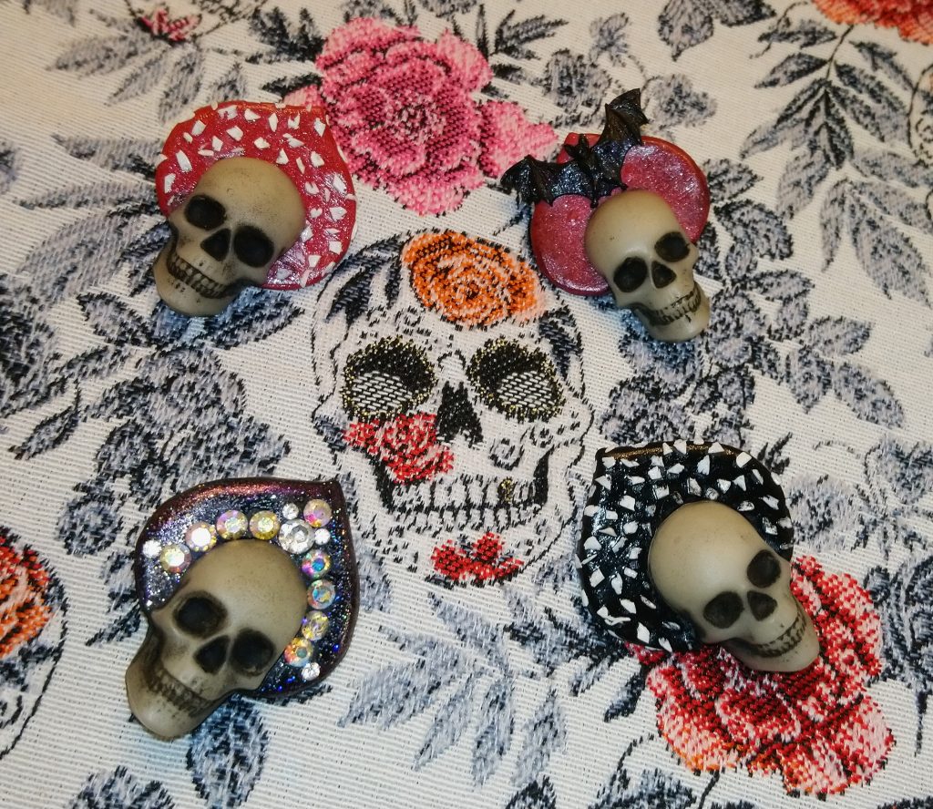 Брошка красавица череп в кокошнике