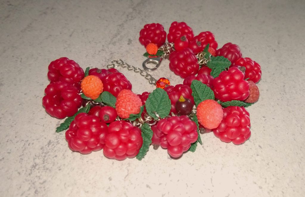 Ягоды солнечной малины из полимерной глины