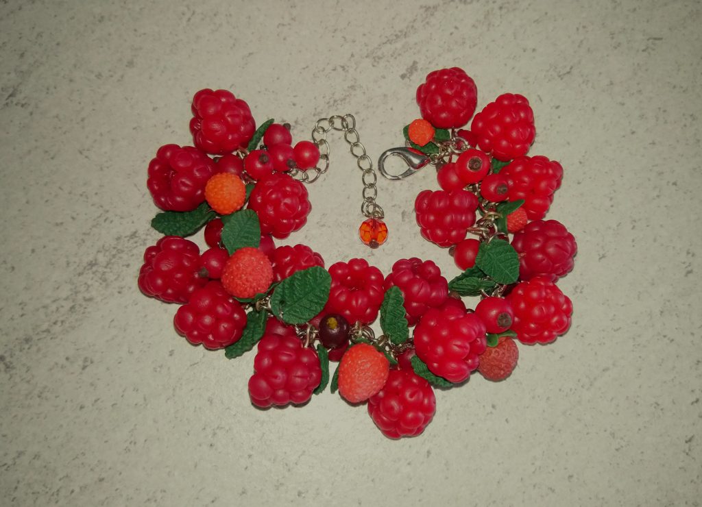Ягоды солнечной малины из полимерной глины