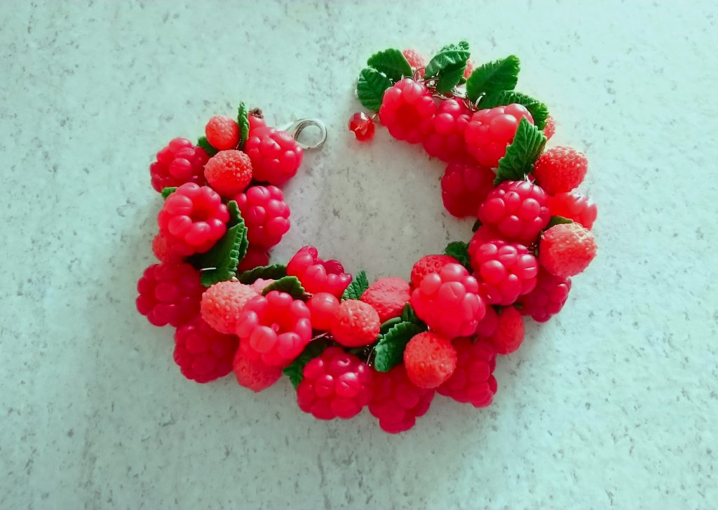 Браслет с ягодами малины и земляники из полимерной глины