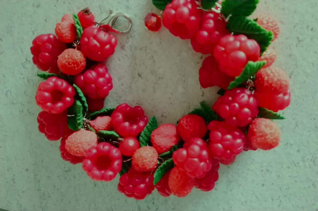 Браслет с ягодами малины и земляники из полимерной глины