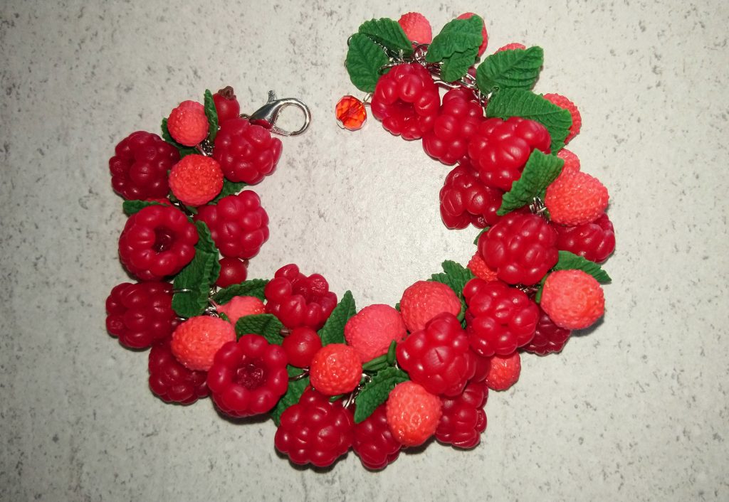 Браслет с ягодами малины и земляники из полимерной глины