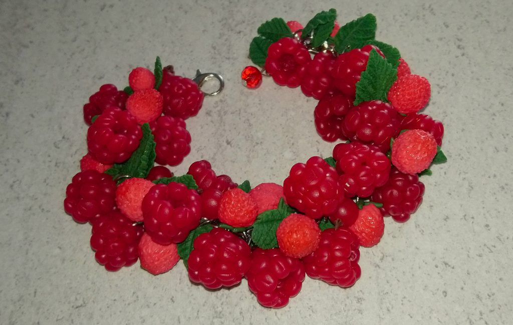 Браслет с ягодами малины и земляники из полимерной глины