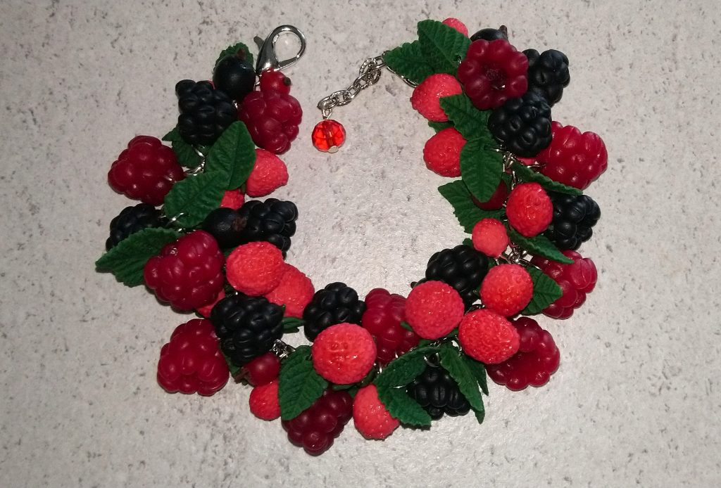Ягодный браслет из полимерной глины