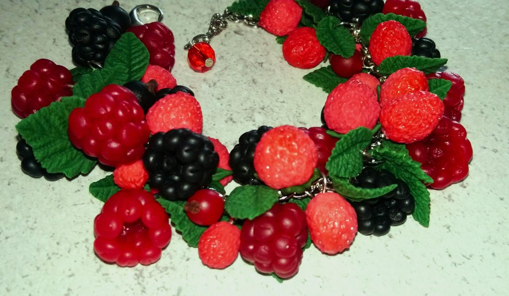 Ягодный браслет из полимерной глины