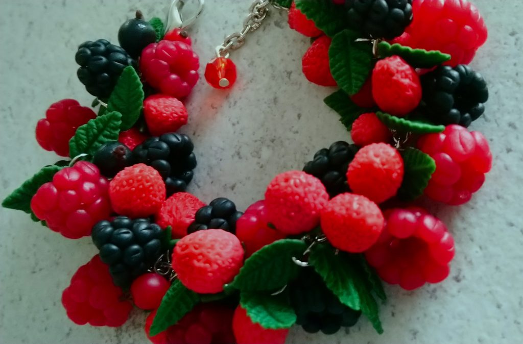 Ягодный браслет из полимерной глины