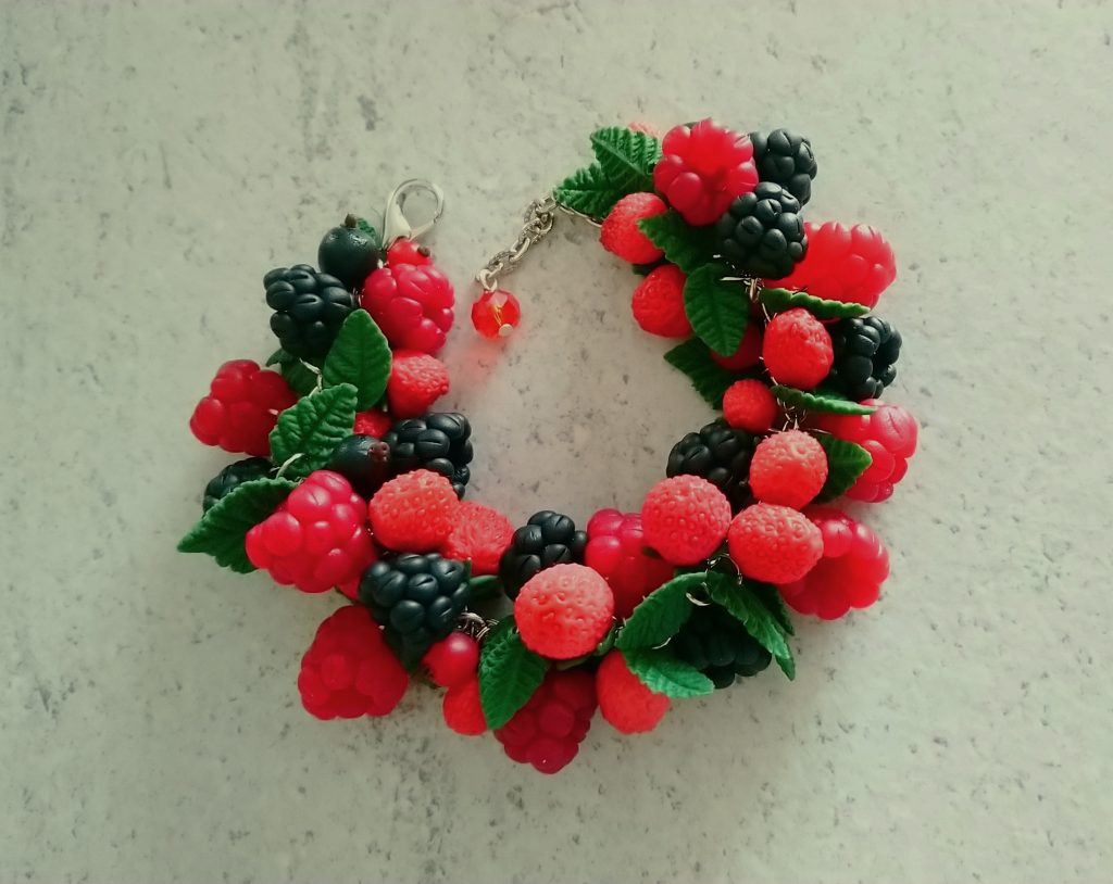 Ягодный браслет из полимерной глины
