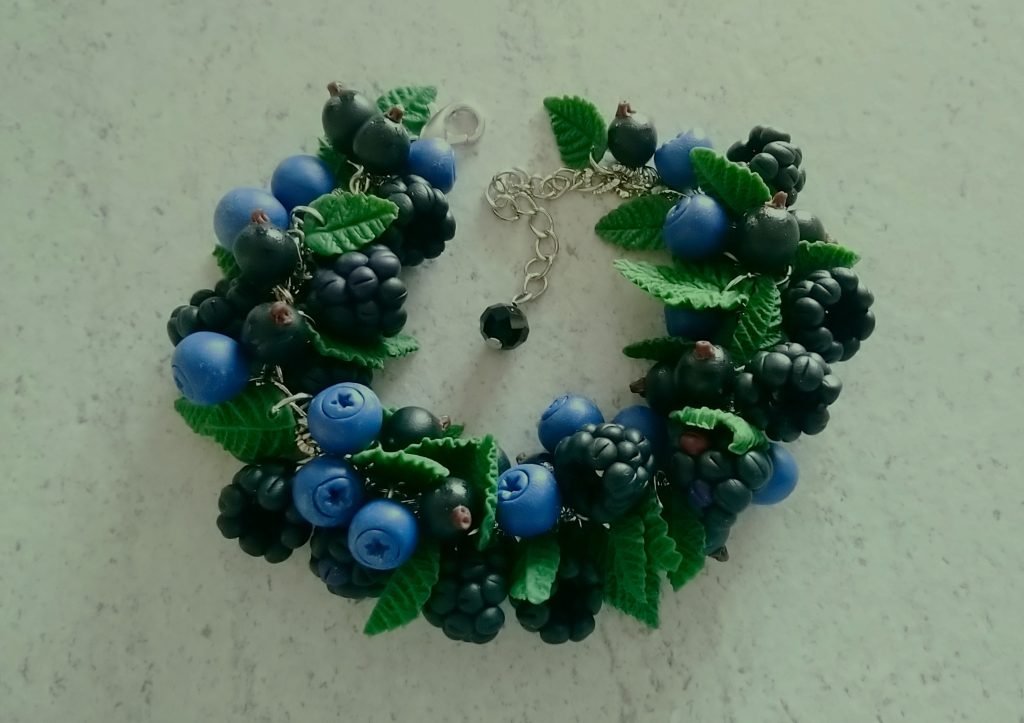 Лесной браслет с ягодами из полимерной глины