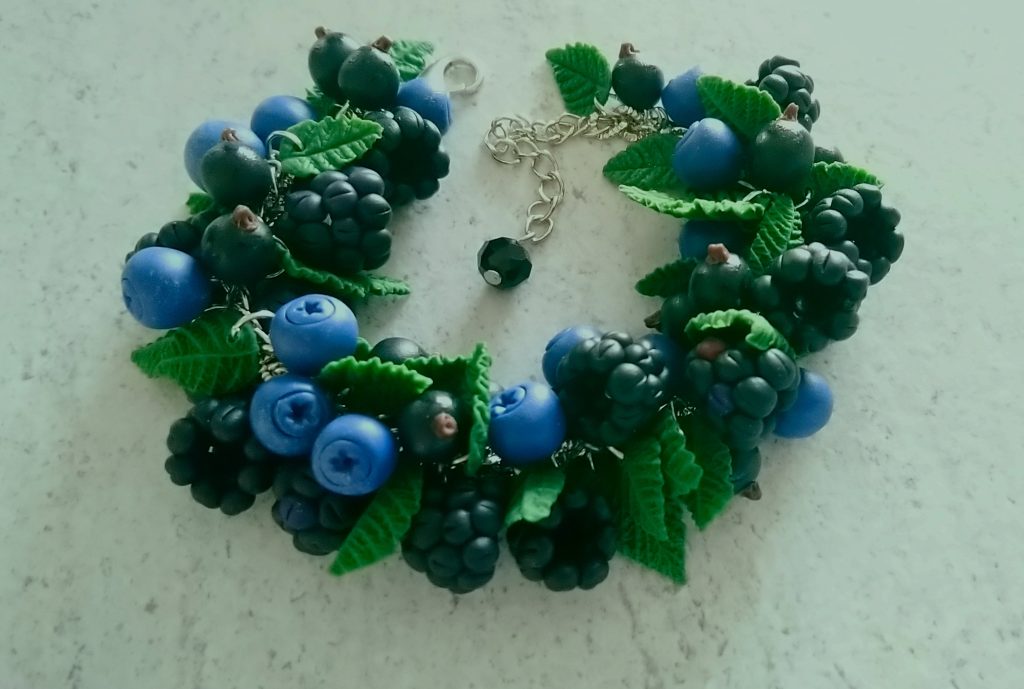 Лесной браслет с ягодами из полимерной глины