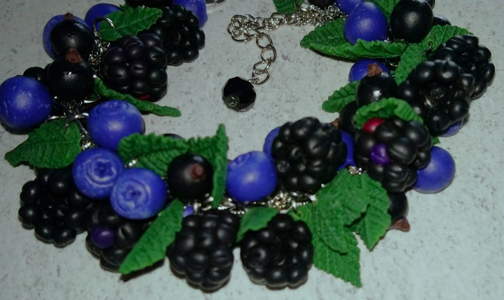 Лесной браслет с ягодами из полимерной глины