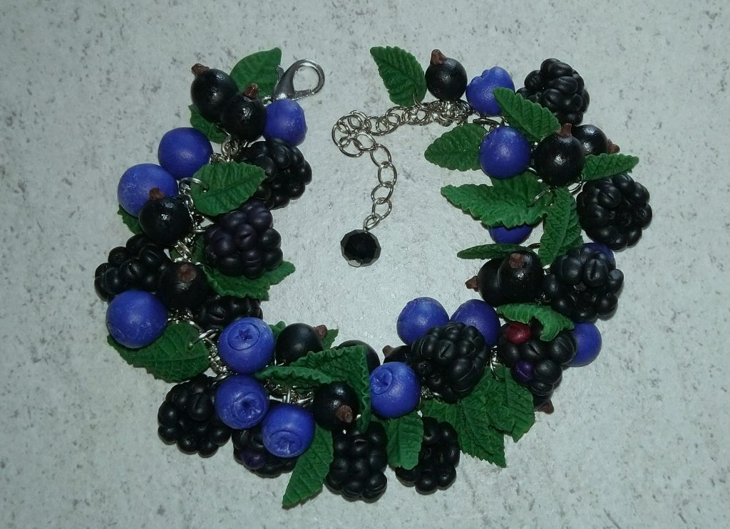 Лесной браслет с ягодами из полимерной глины