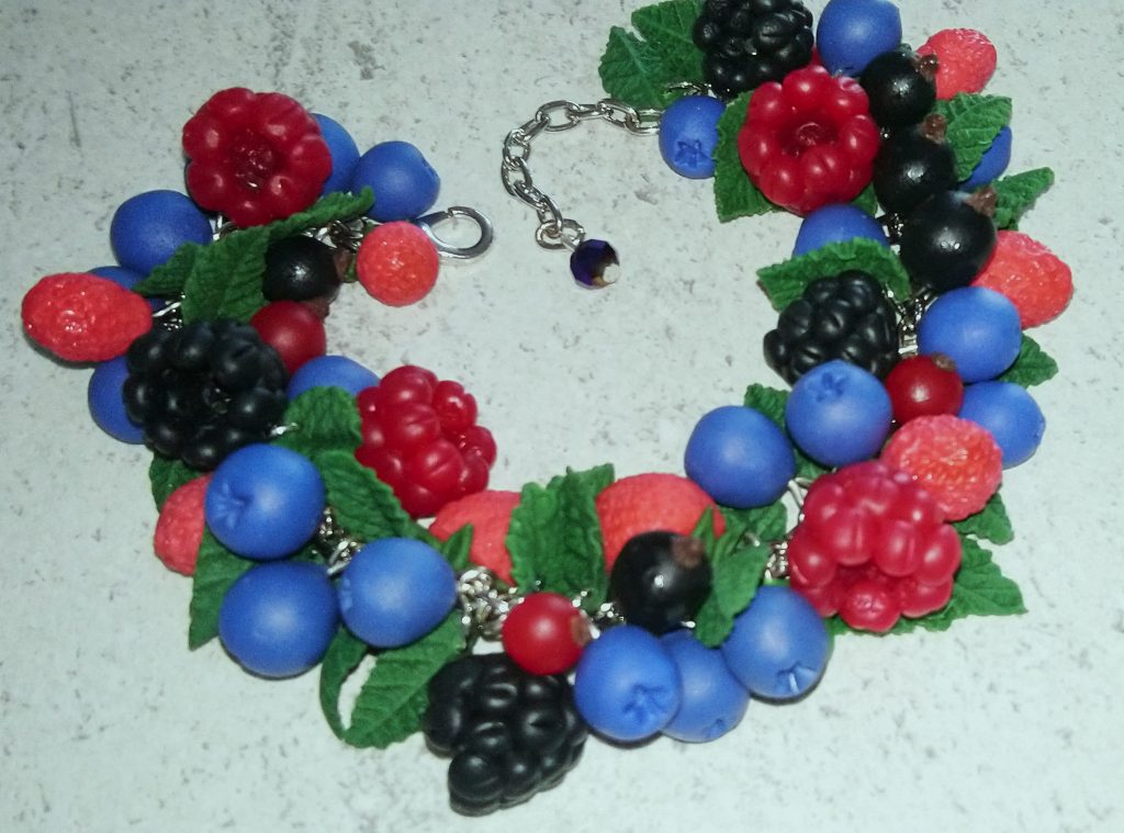 Лесные ягоды. Браслет из полимерной глины