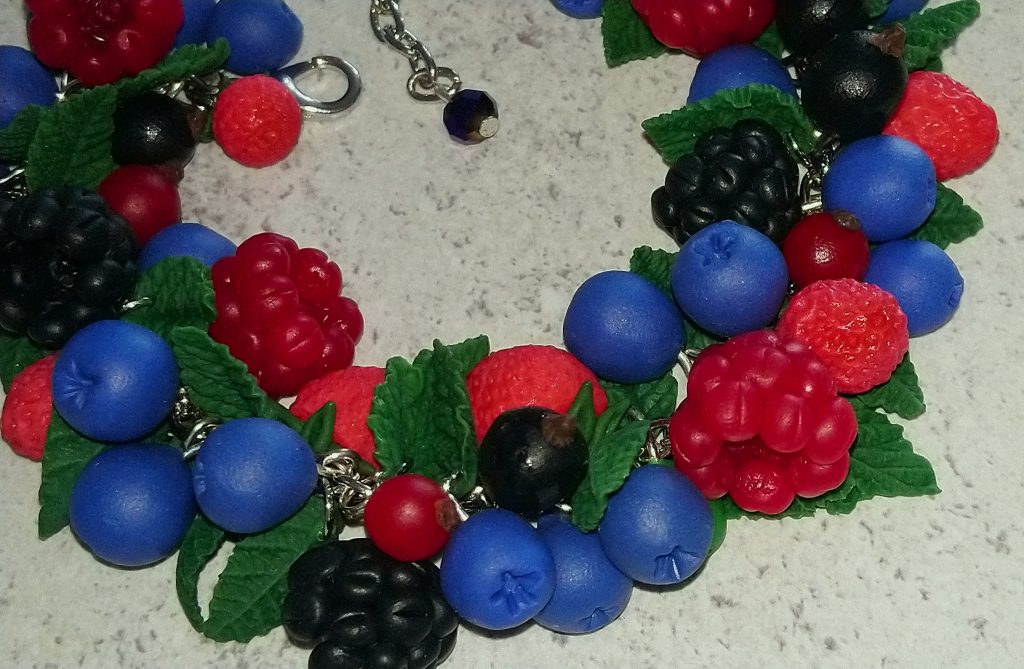 Лесные ягоды. Браслет из полимерной глины