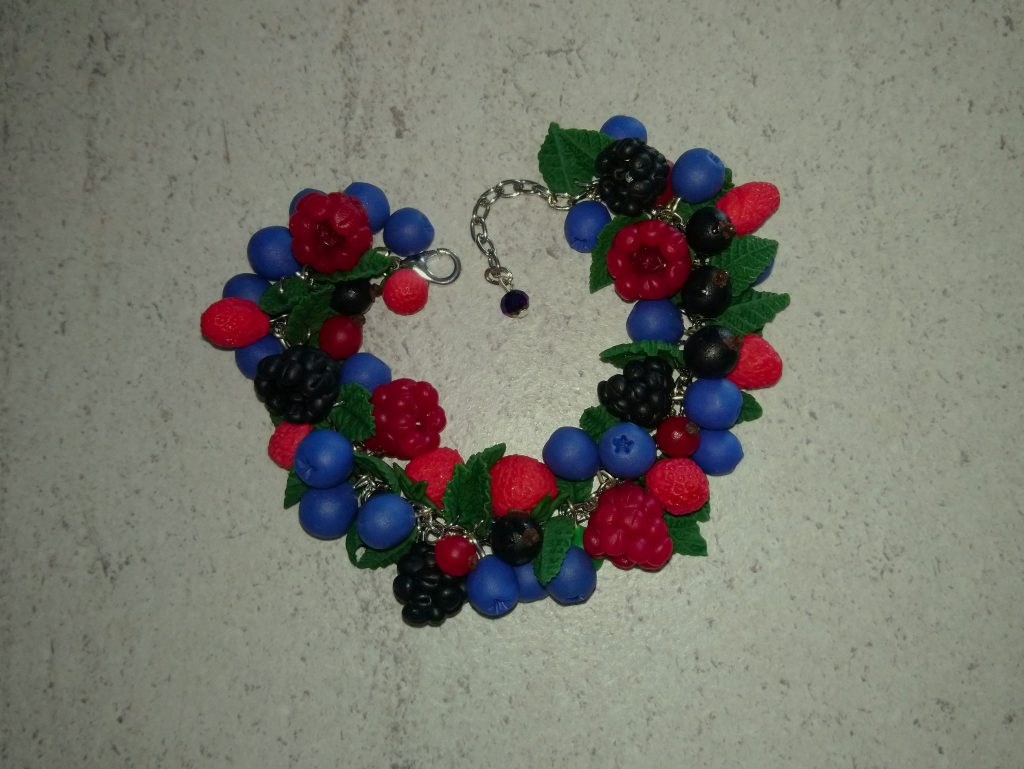Лесные ягоды. Браслет из полимерной глины