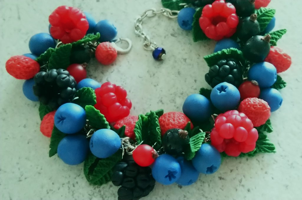 Лесные ягоды. Браслет из полимерной глины