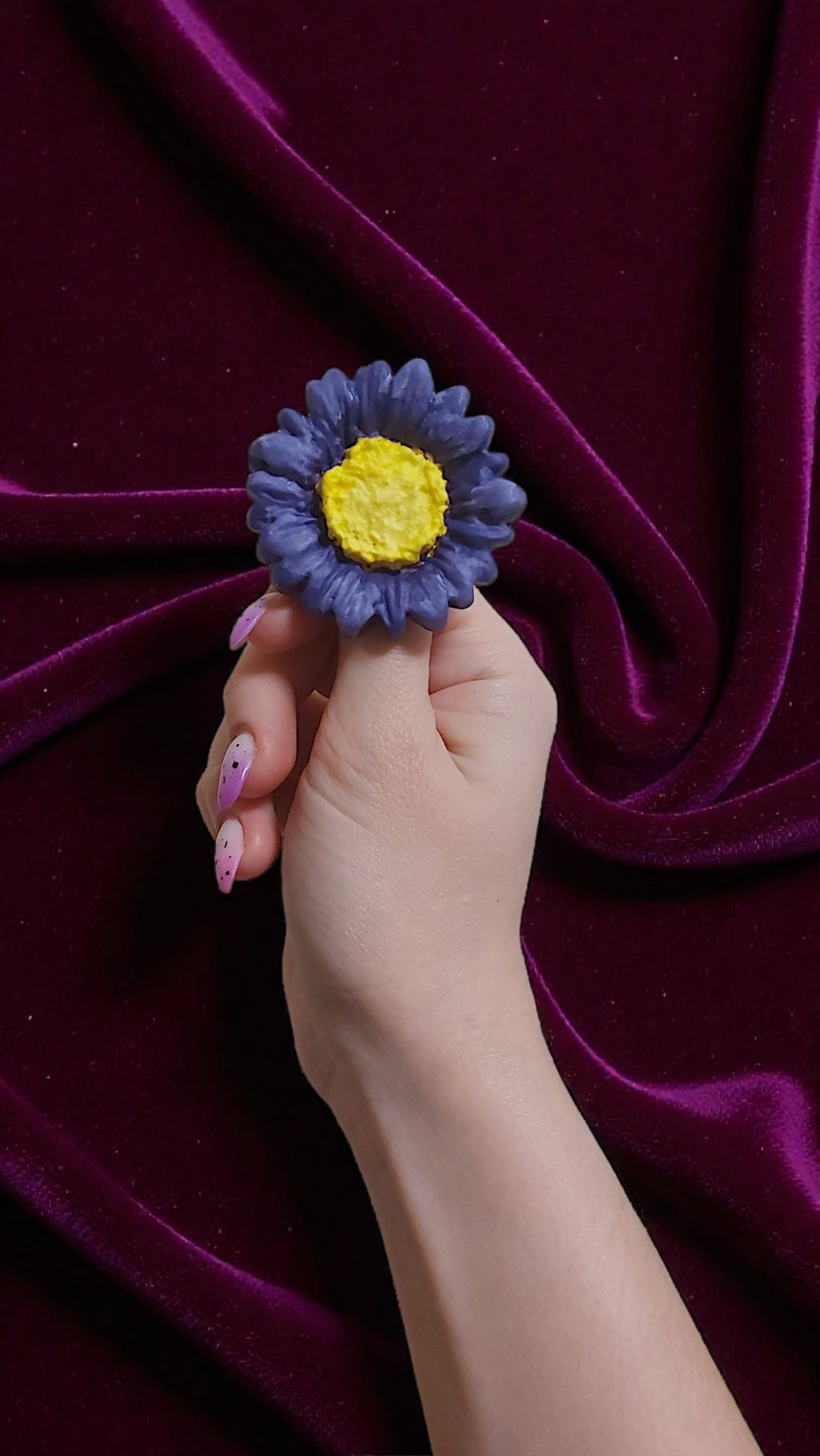 Брошь фиолетовая ромашка