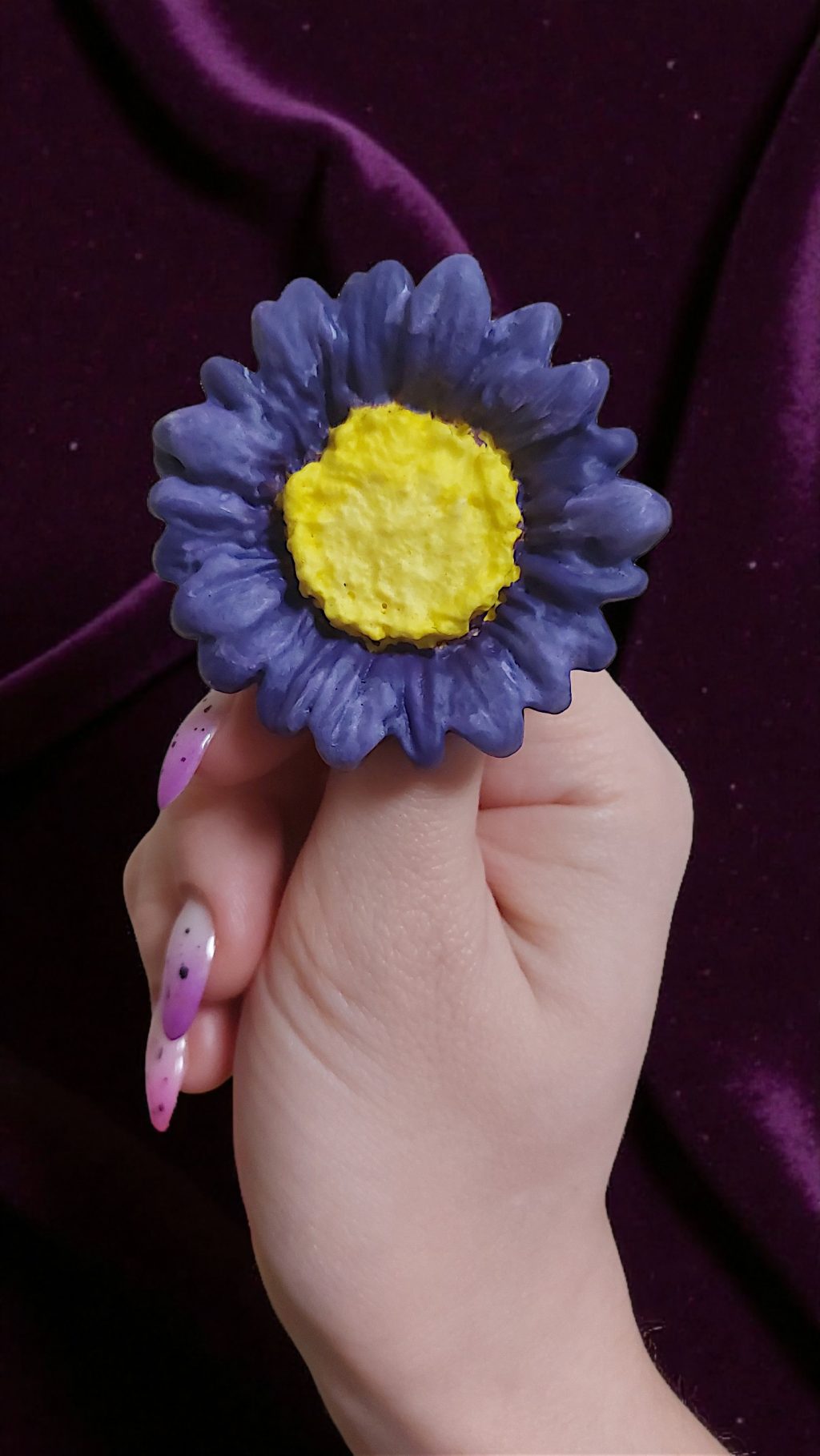 Брошь фиолетовая ромашка