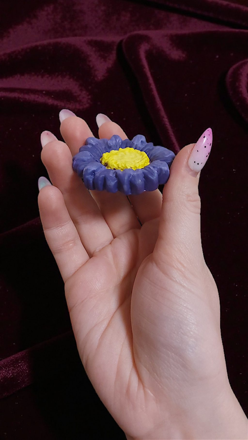 Брошь фиолетовая ромашка