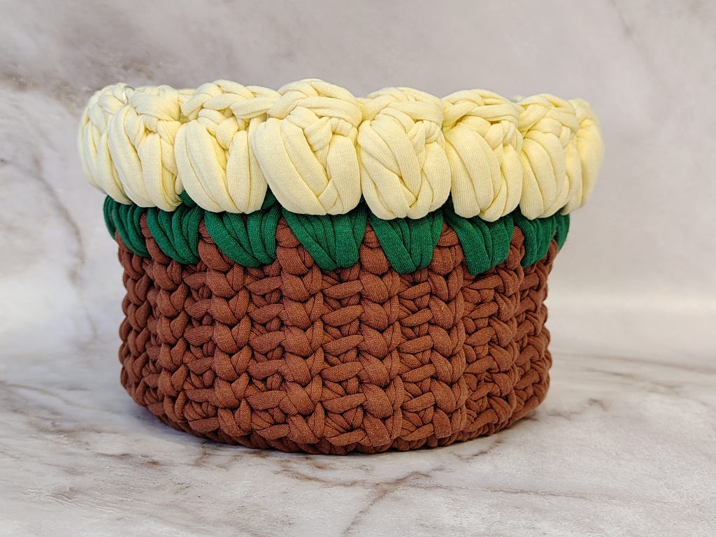 Корзина вязаная с тюльпанами большая