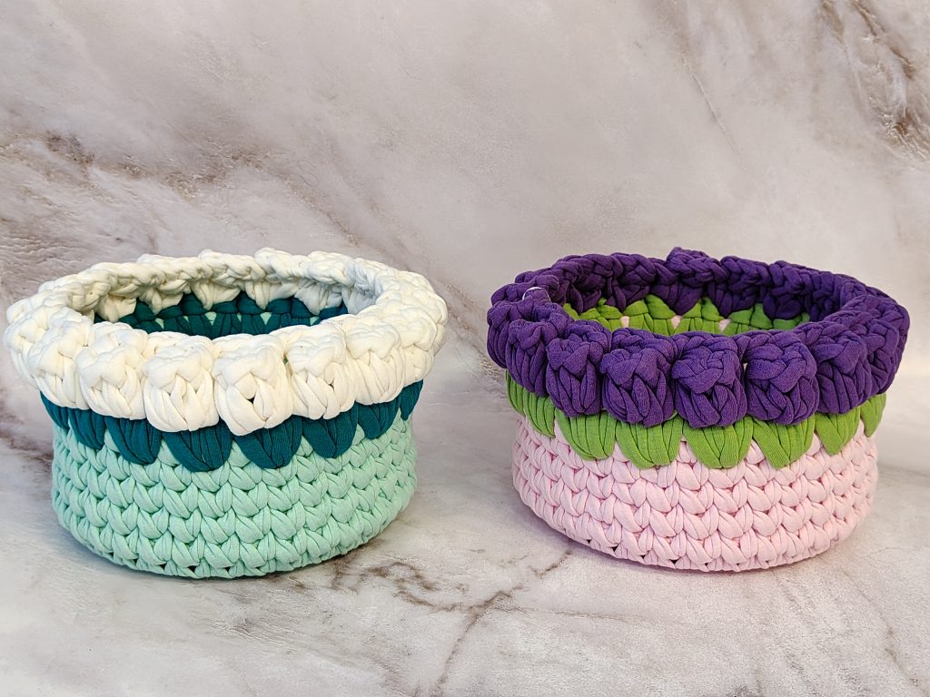 Корзина вязаная с тюльпанами большая