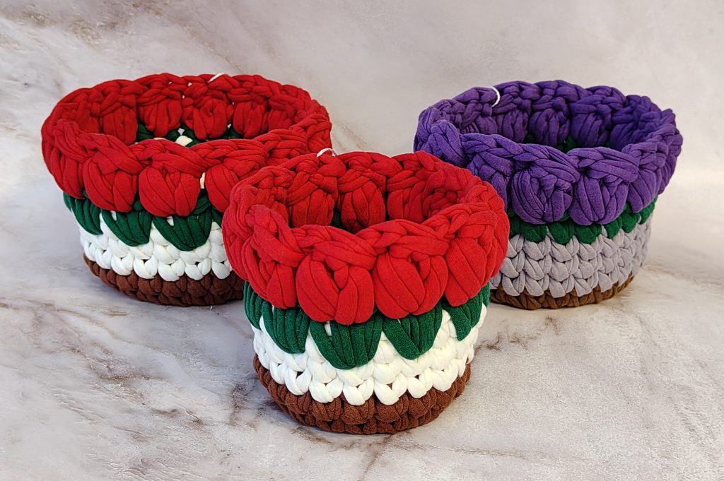 Корзинки вязаные с тюльпанами