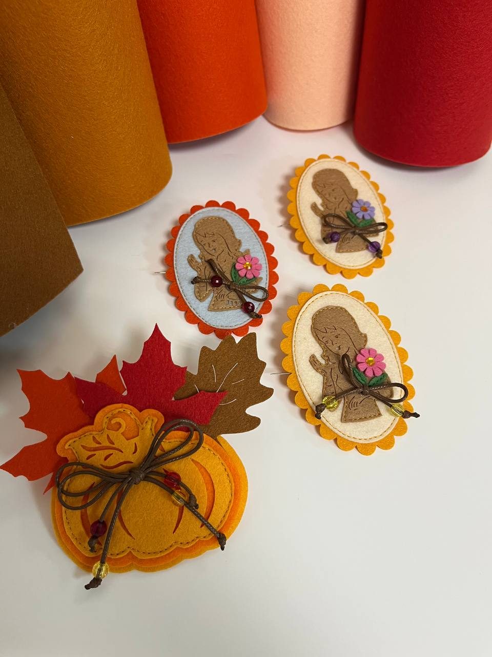 Брошка из фетра