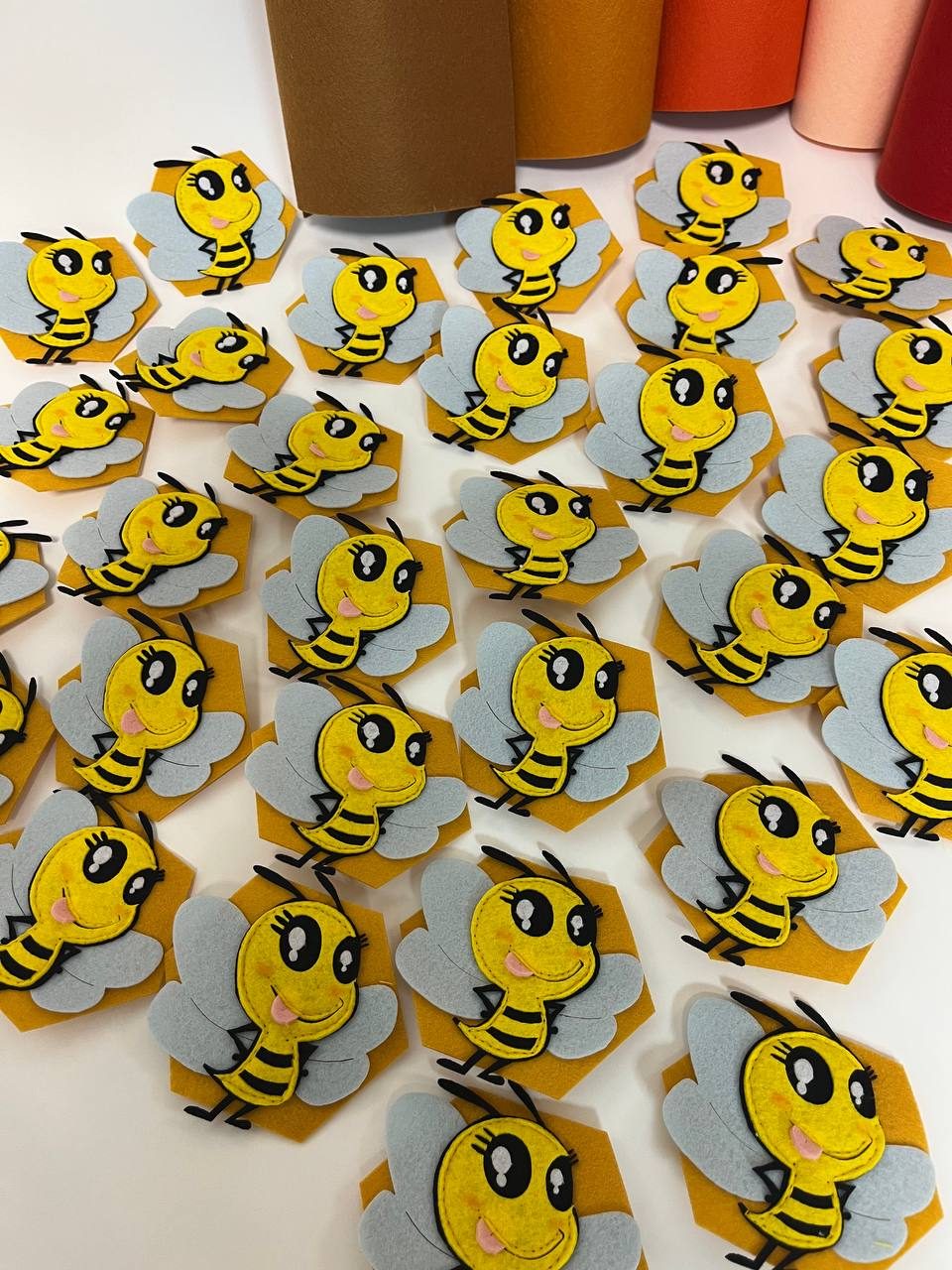 Брошка из фетра