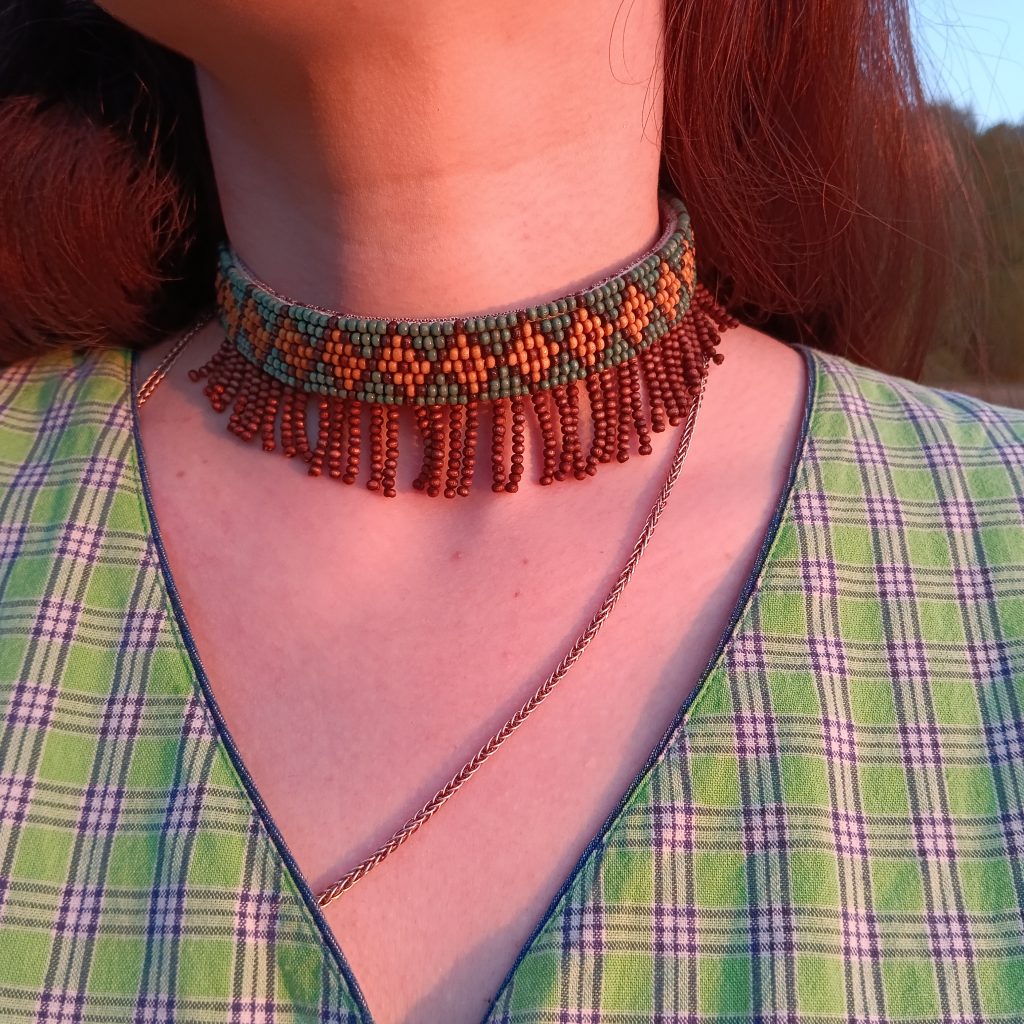 Чокер с деревянными бусинами