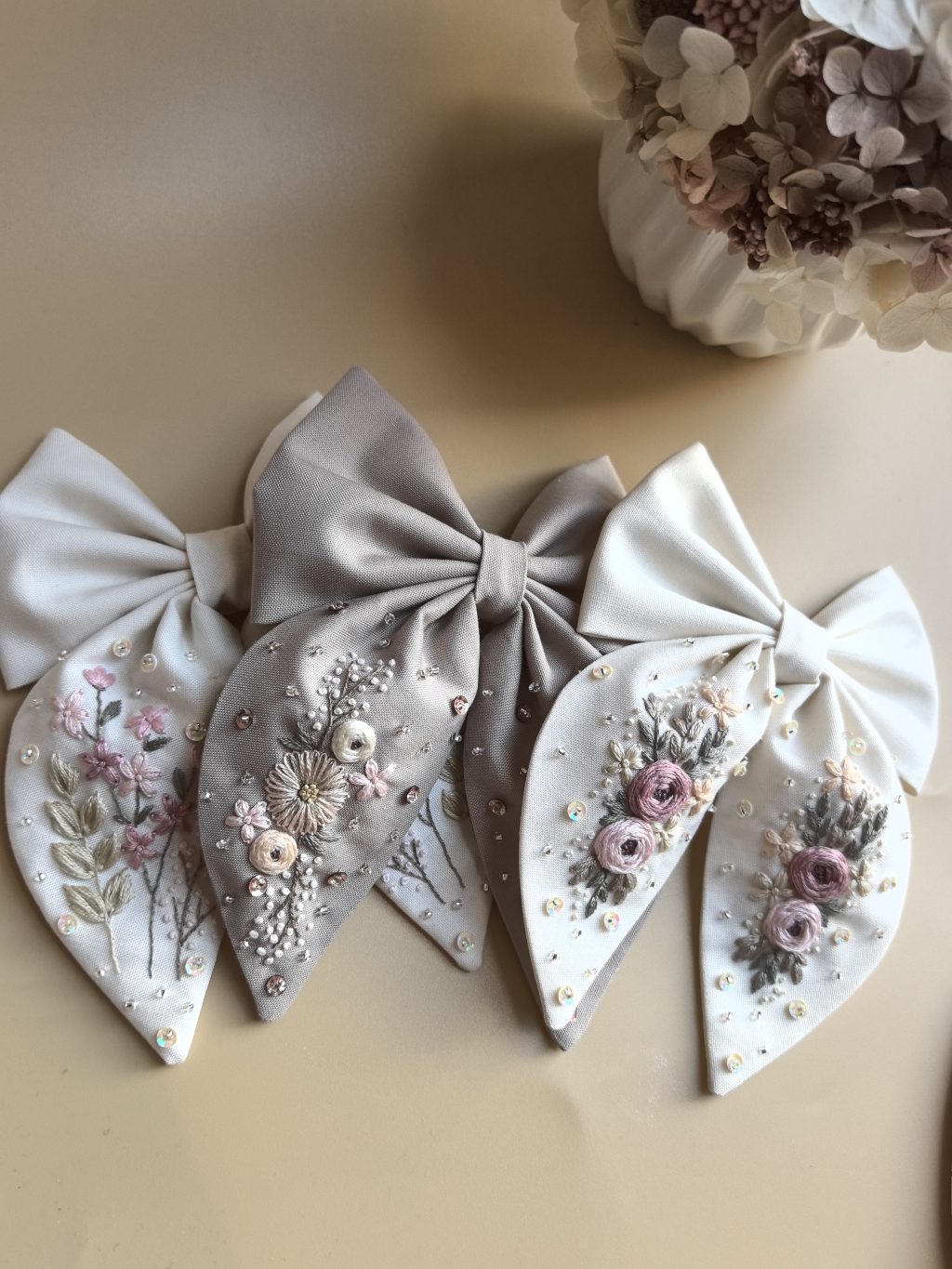 Бант с вышивкой