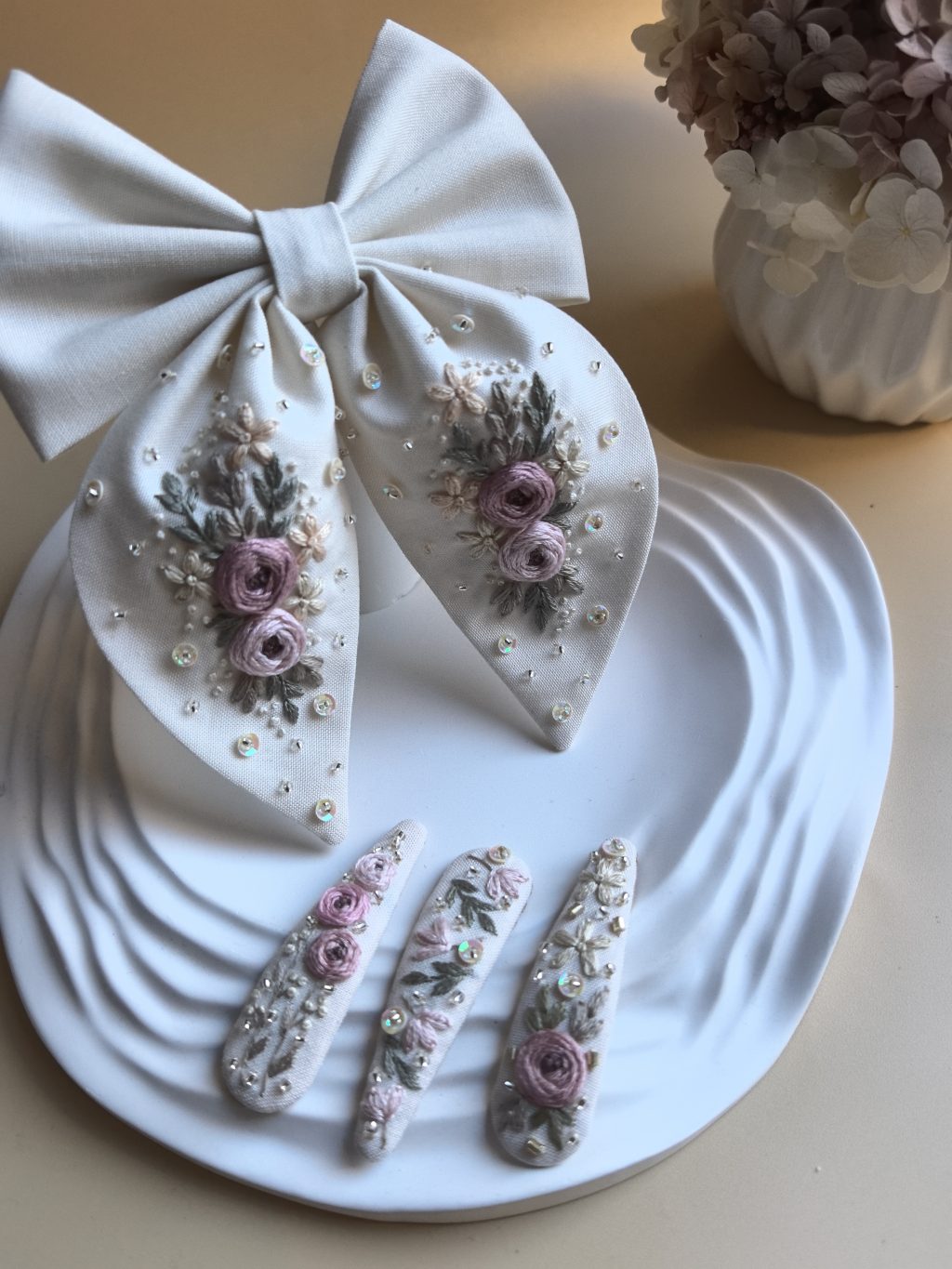 Бант с вышивкой