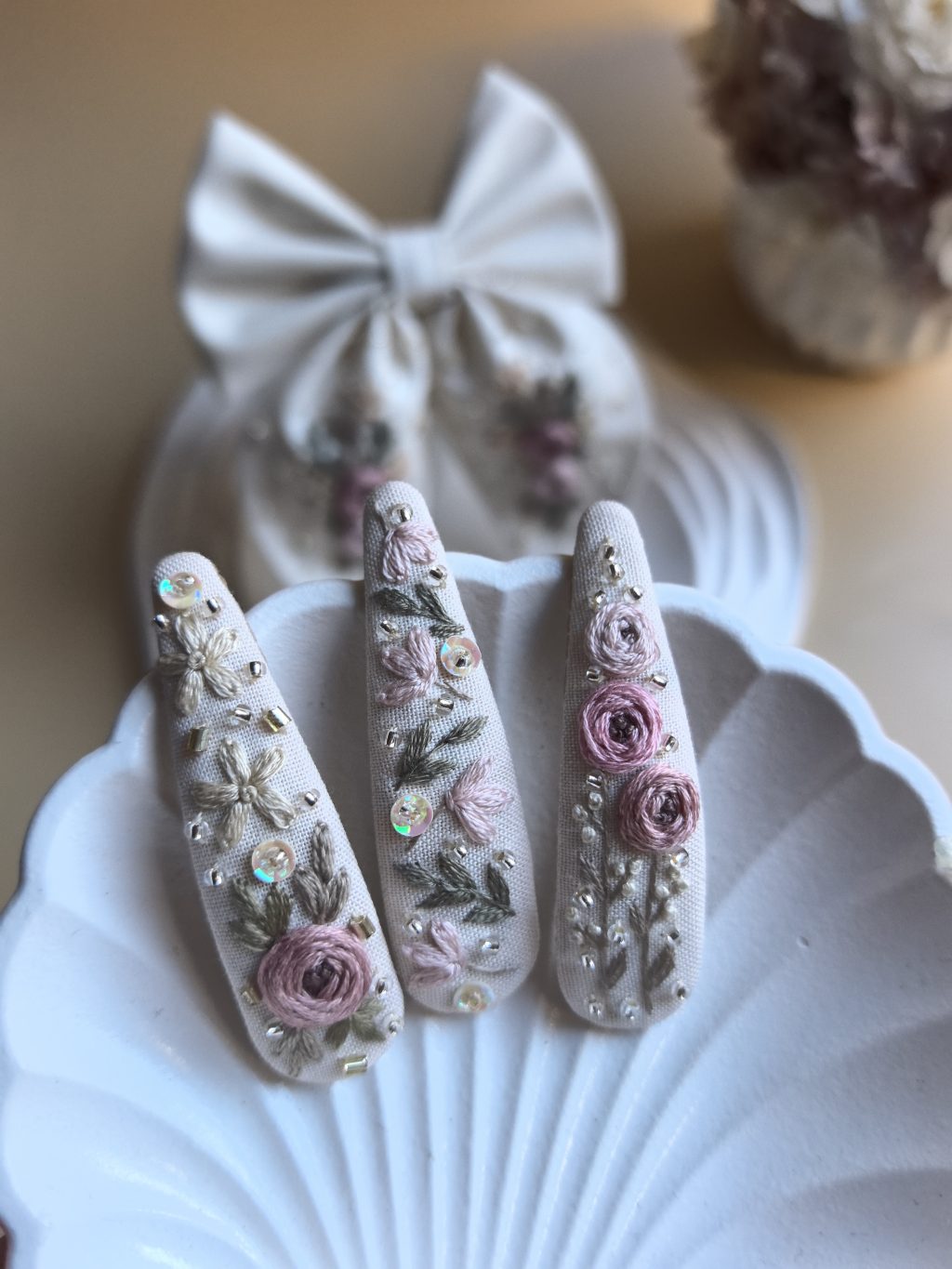 Бант с вышивкой