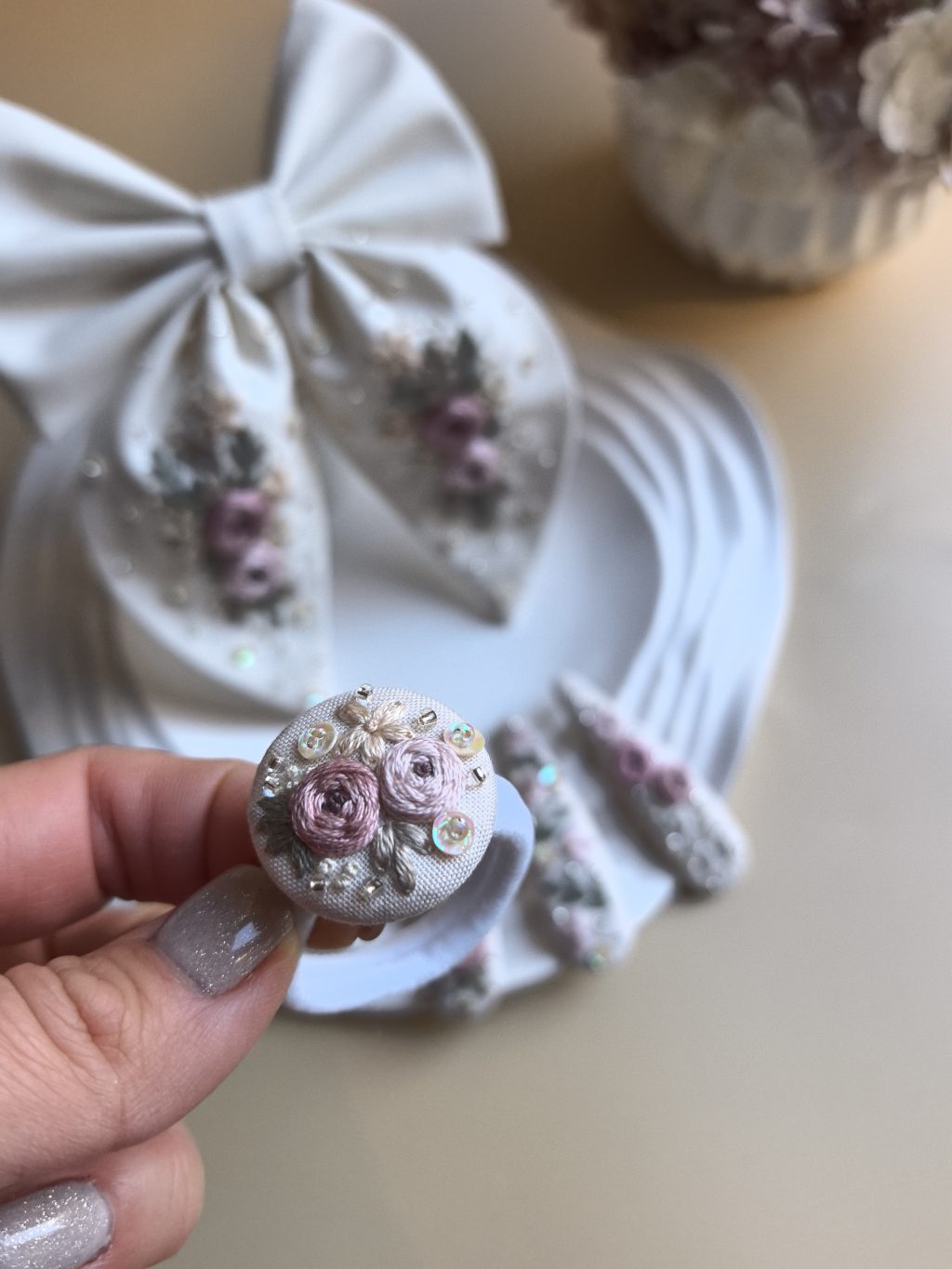 Бант с вышивкой