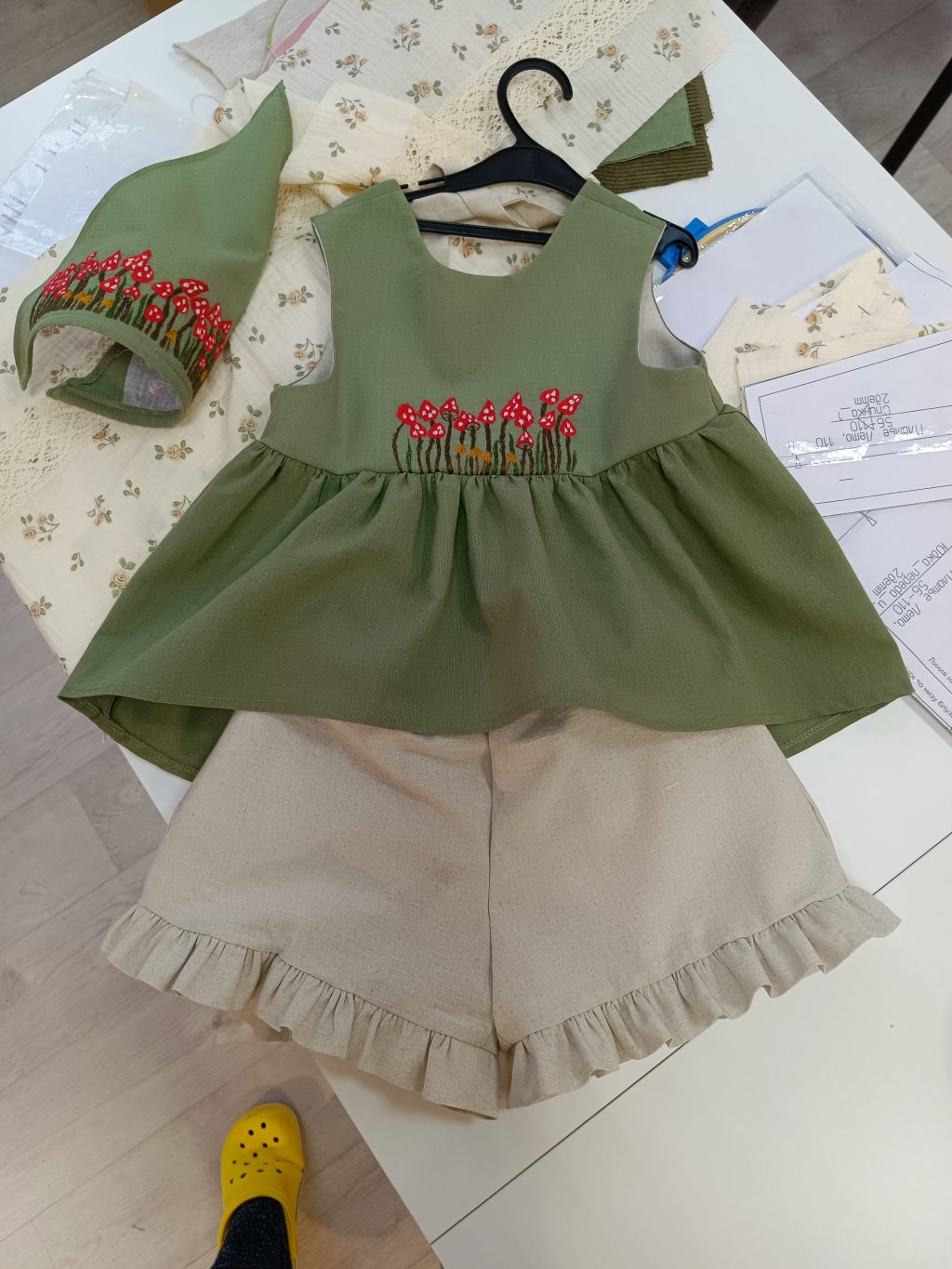 Костюм на девочку с косынкой ручная вышевка