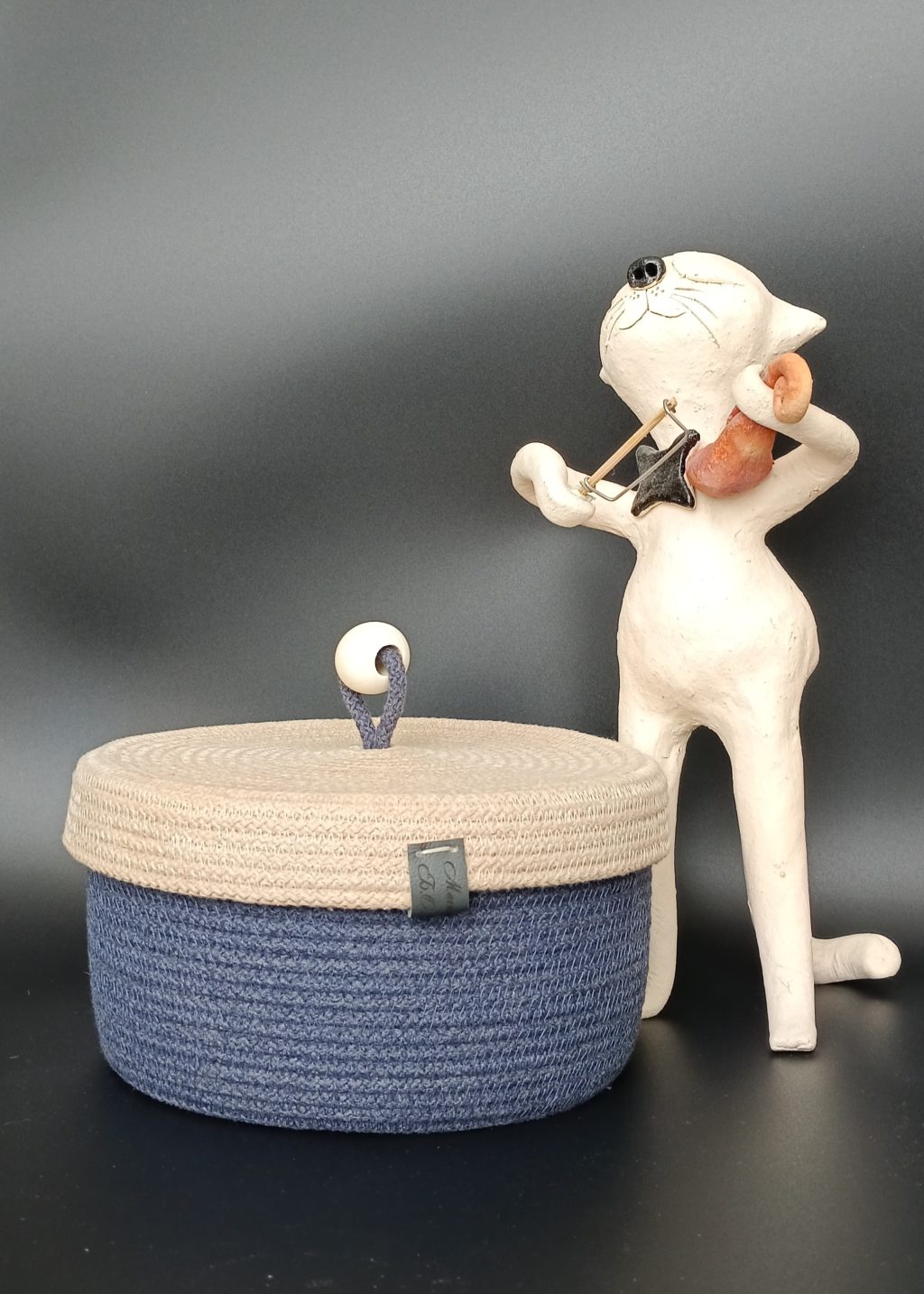 Корзинка из шнура круглая с крышкой