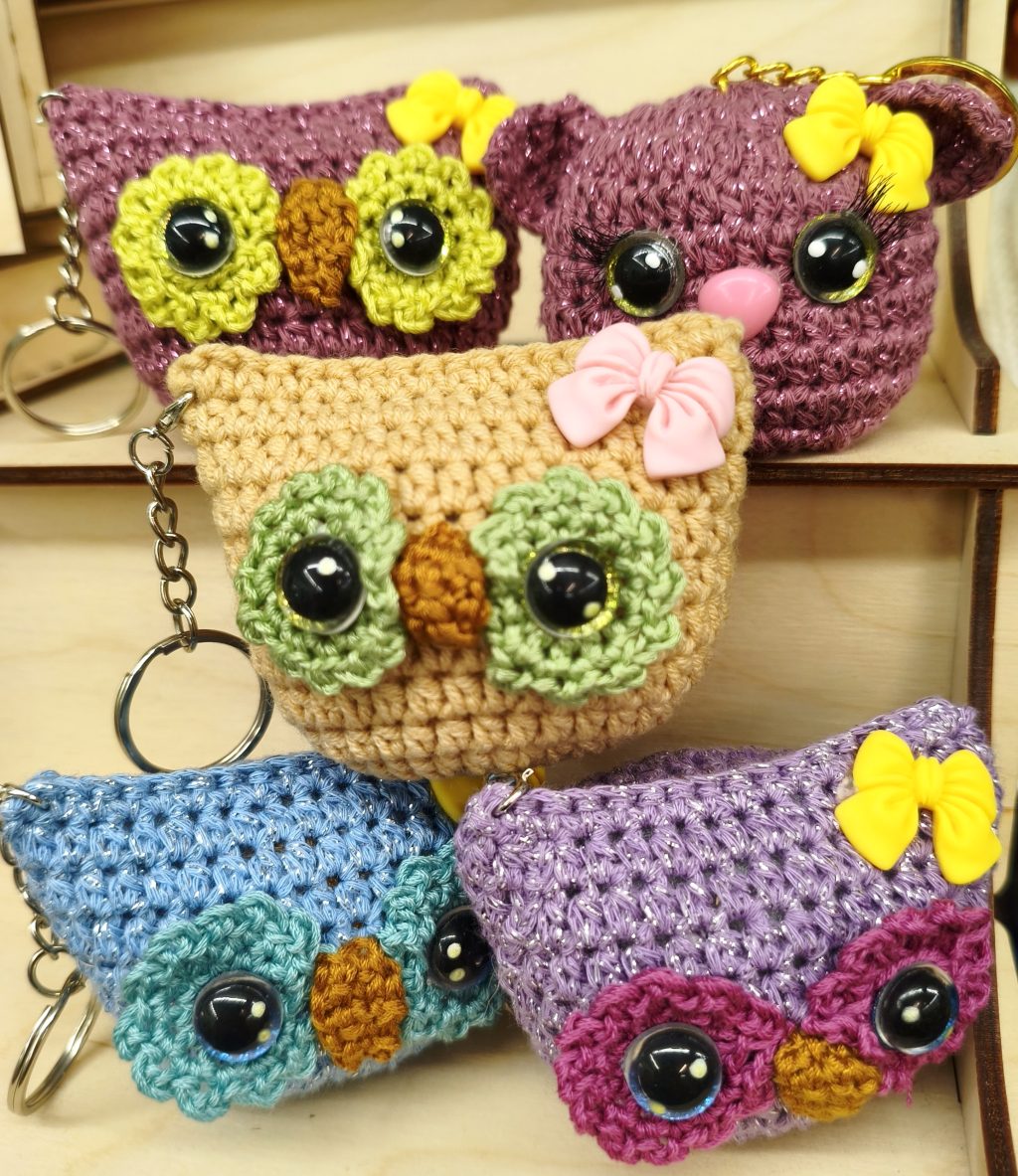 Вязаный брелок