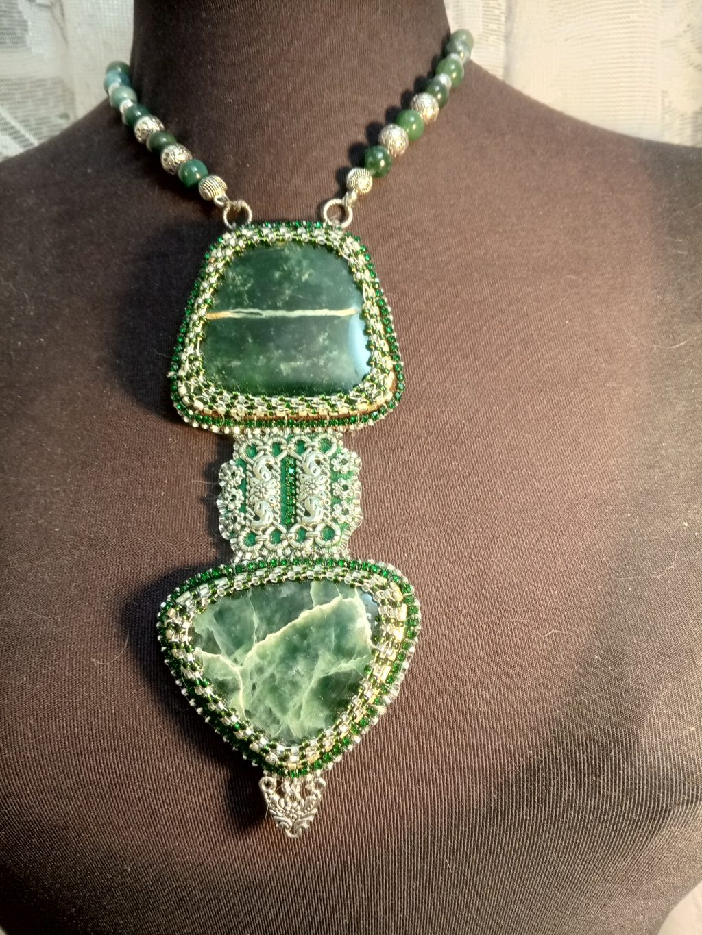 Колье-галстук из офита